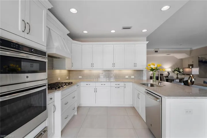 8008  Signature Club  CIR, Naples, FL 34113