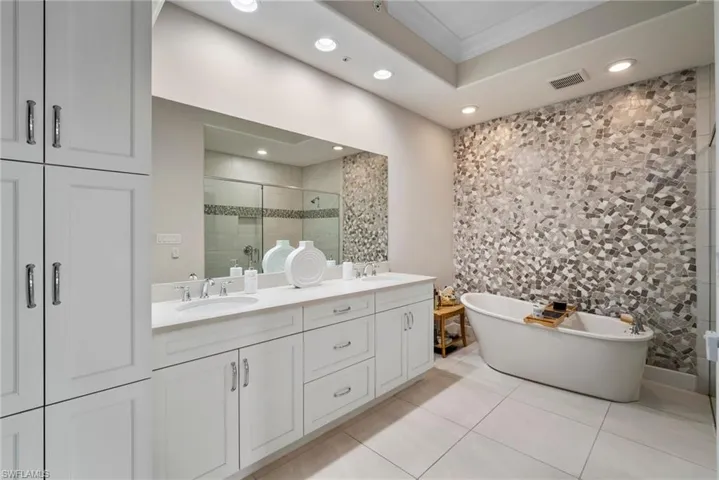 8008  Signature Club  CIR, Naples, FL 34113