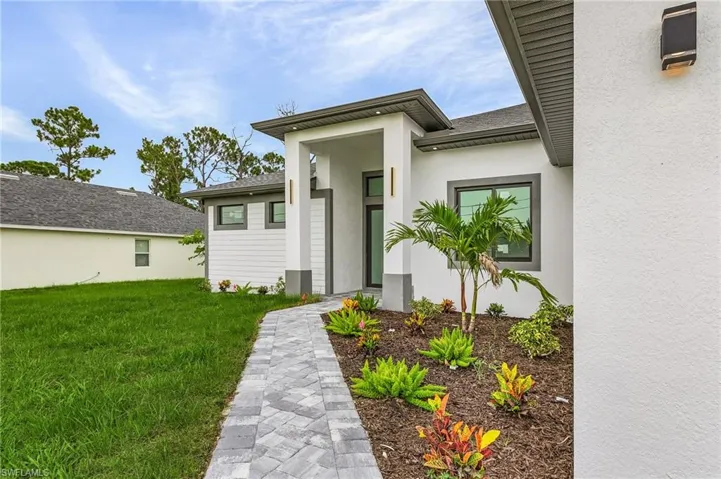 Entrance to property with a yard
