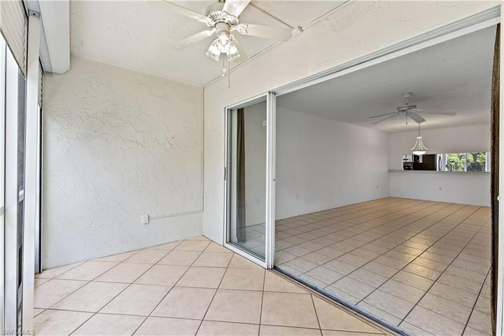 Screened lanai with sliding doors to the LR