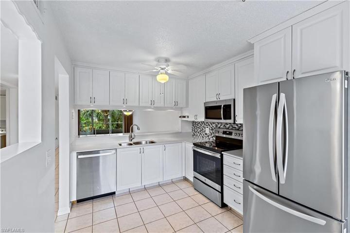 Kitchen with custom cabinets & new 1appliances