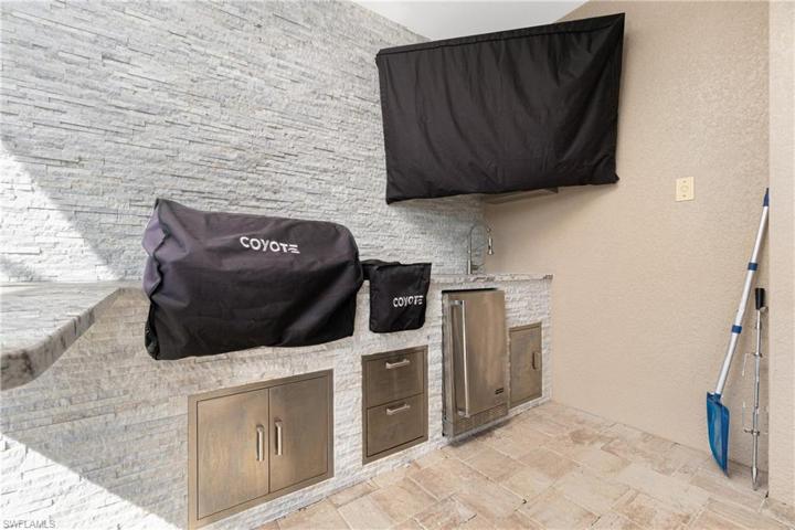 outdoor kitchen