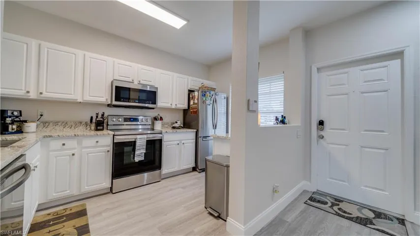 Uodated Kitchen with granite countertopa and SS appliances!
