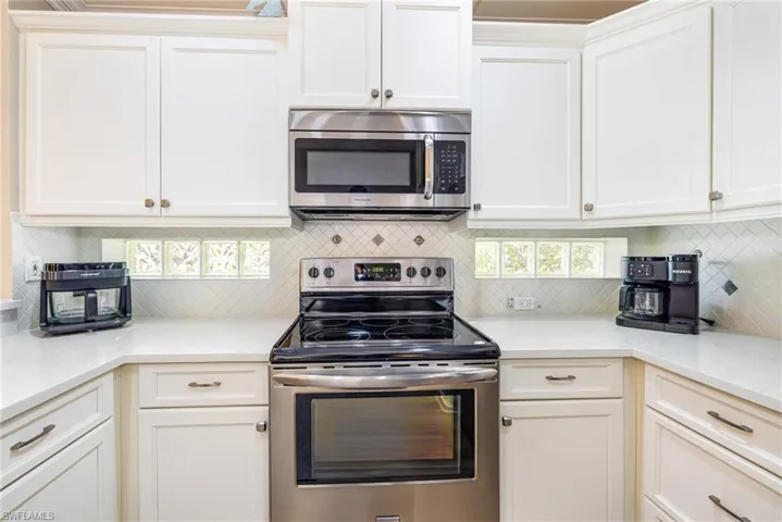 975  Tarpon Cove  DR, Naples, FL 34110