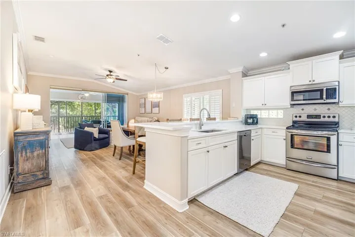 975  Tarpon Cove  DR, Naples, FL 34110