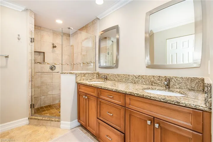975  Tarpon Cove  DR, Naples, FL 34110