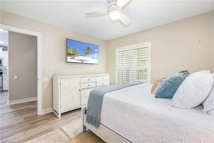 975  Tarpon Cove  DR, Naples, FL 34110