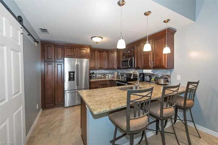 Kitchen with breakfast bar