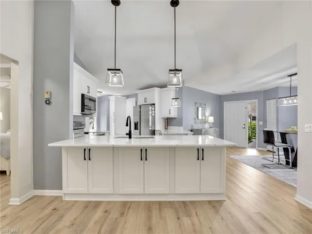 Kitchen Peninsula w/ Cabinets Underneath