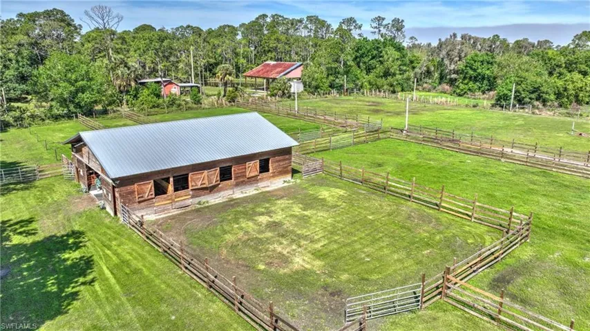 8 stall barn built in 2022