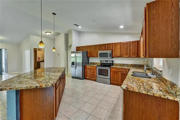 2000 Nw 4th St, Cape Coral, Florida 33993