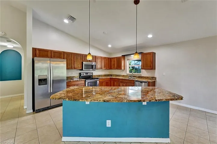 2000 Nw 4th St, Cape Coral, Florida 33993