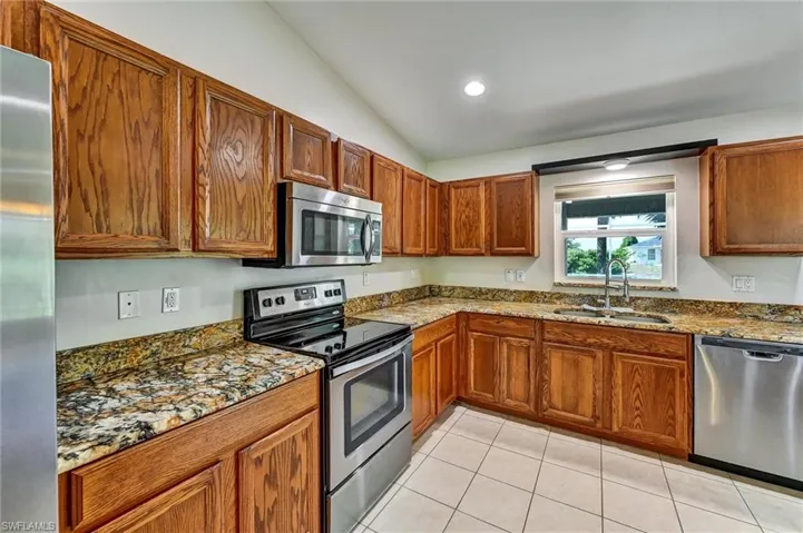 2000 Nw 4th St, Cape Coral, Florida 33993