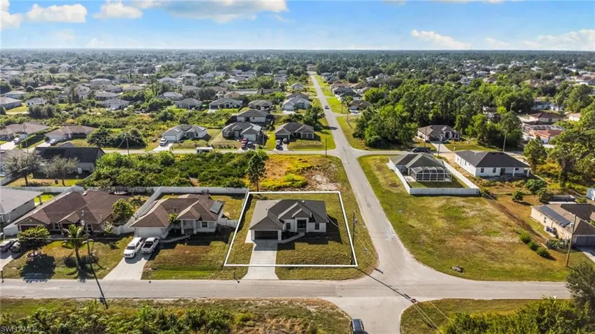 Aerial view of residential area featuring property parcel outlined