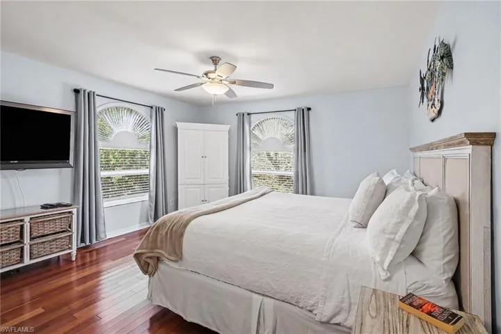BLUE BAYOU B:  SPACIOUS PRIMARY SUITE WITH SUNBURST WINDOWS.  KING BED.  WALK-IN CLOSET IS TO LEFT.