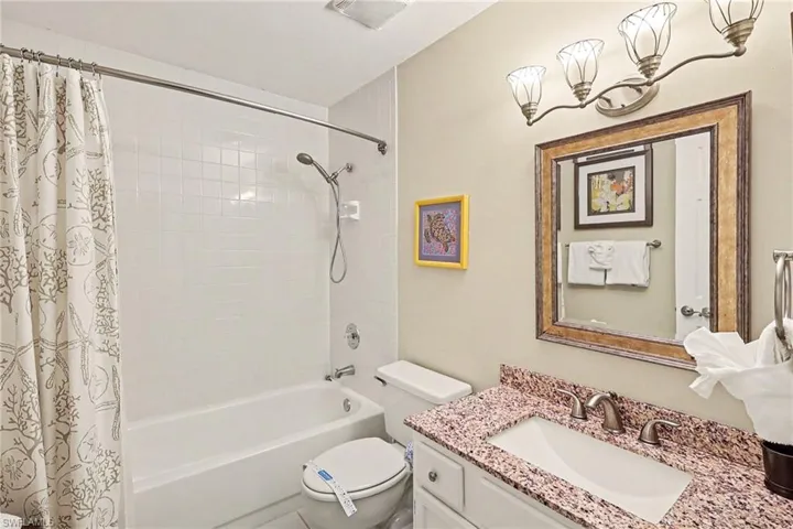 BLUE BAYOU B:  GUEST BATH