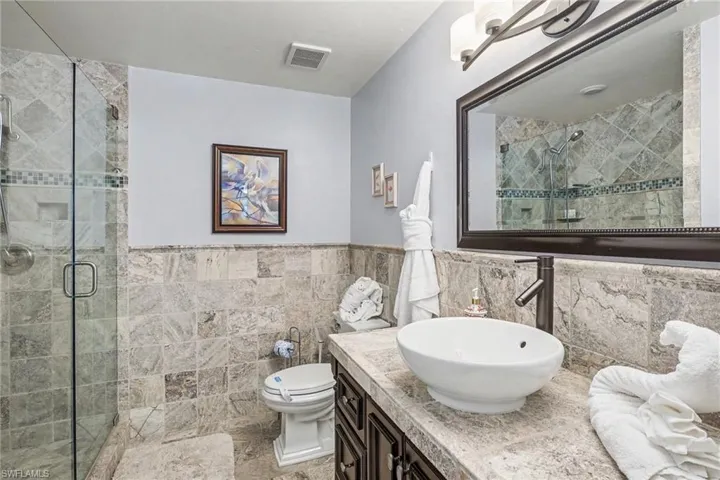BLUE BAYOU B:  UPDATED PRIMARY BATH