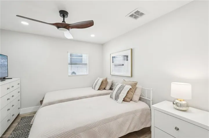 Bedroom with light wood-style floors, recessed lighting, a ceiling fan, and baseboards