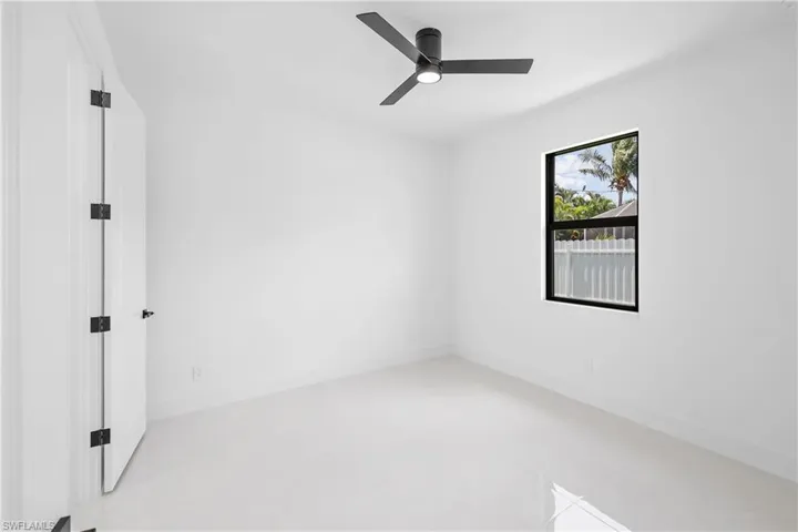 Tiled empty room with ceiling fan