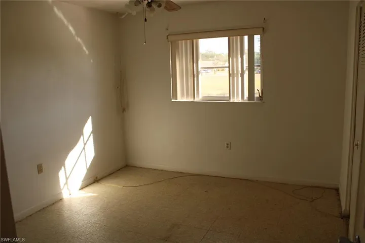 Empty room featuring ceiling fan