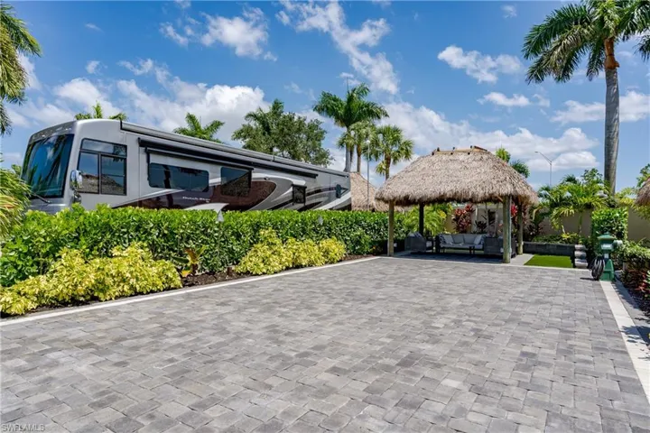13619  Snook  CIR, Naples, FL 34114