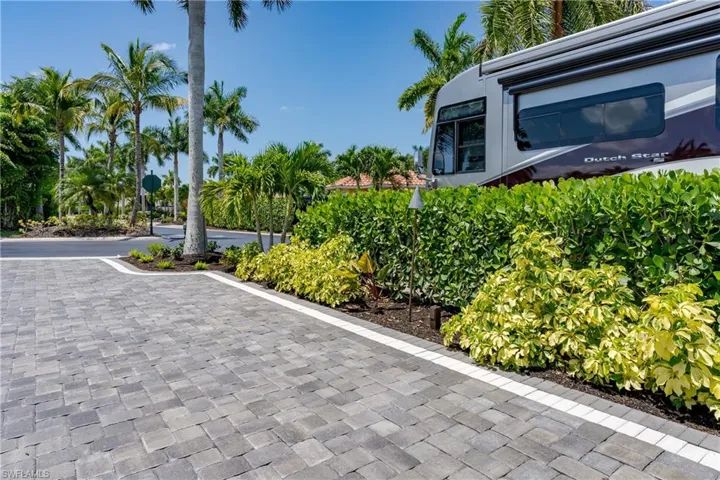 13619  Snook  CIR, Naples, FL 34114