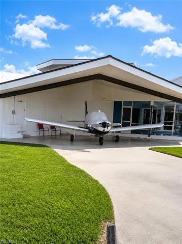 Plane in Planeport Driveway to taxiway.