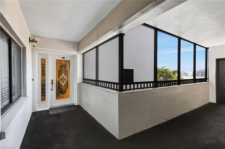 Entry door with a  view of the city