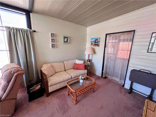 58  Gresham  LN, NORTH FORT MYERS, FL 33903