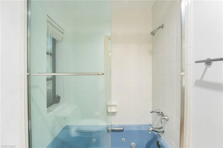 Bathroom with a combined bath / shower with jetted tub