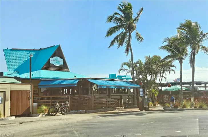 Boathouse restaurant within walking distance