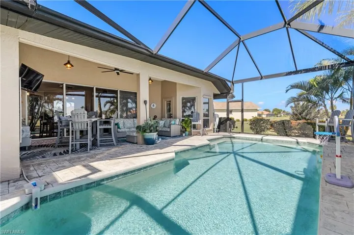 Lots of under truss space for entertaining
