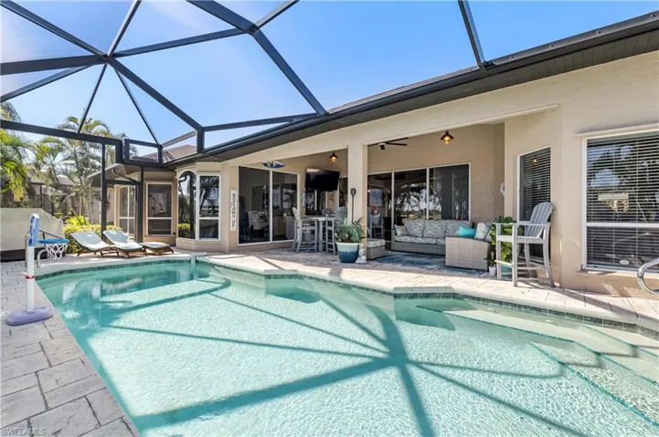 Lots of under truss space for entertaining