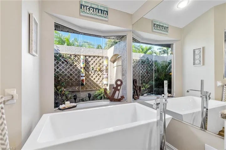 Ahhhhh ...relax, soak and enjoy this secret garden get away
