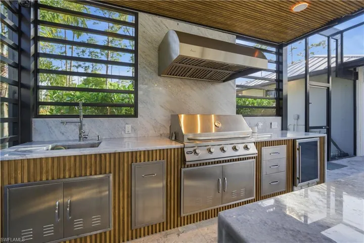 Stylish and Functional Outdoor Kitchen