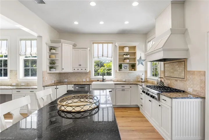 7252  Lake  DR, Fort Myers, FL 33908