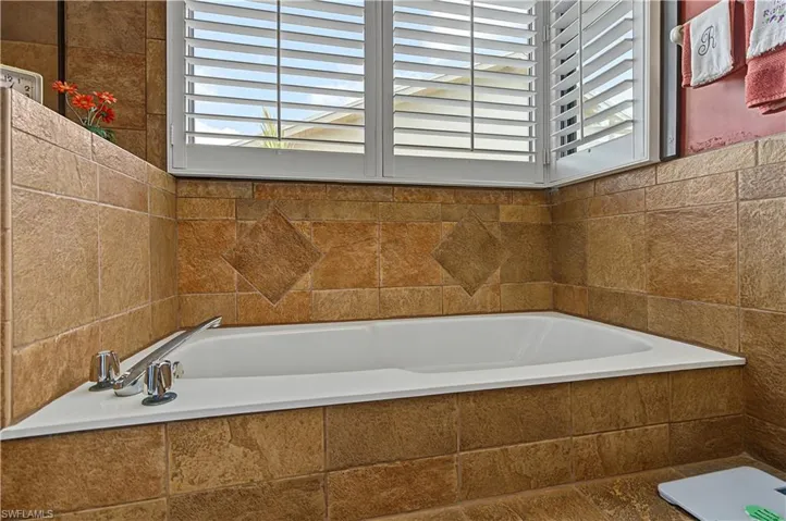 Tile surround soaker tub