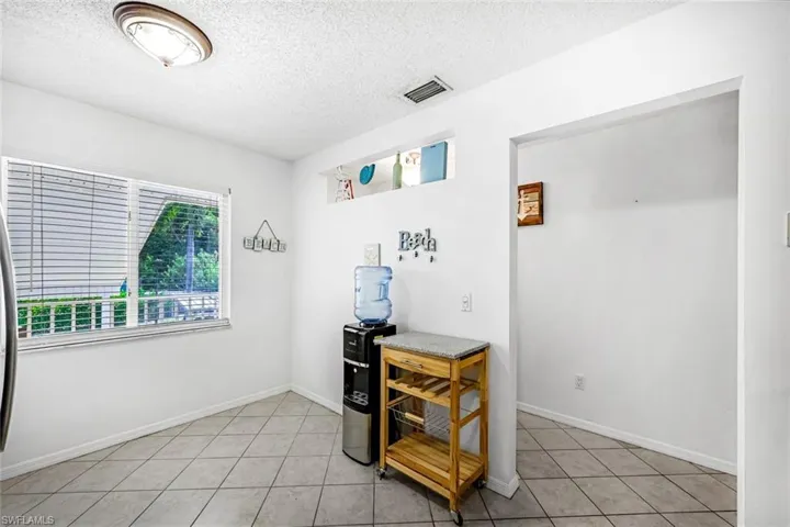 breakfast room off kitchen