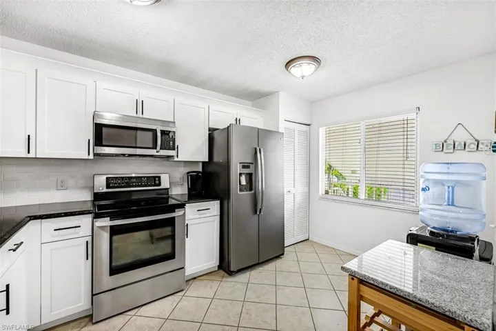 kitchen with breakfast room