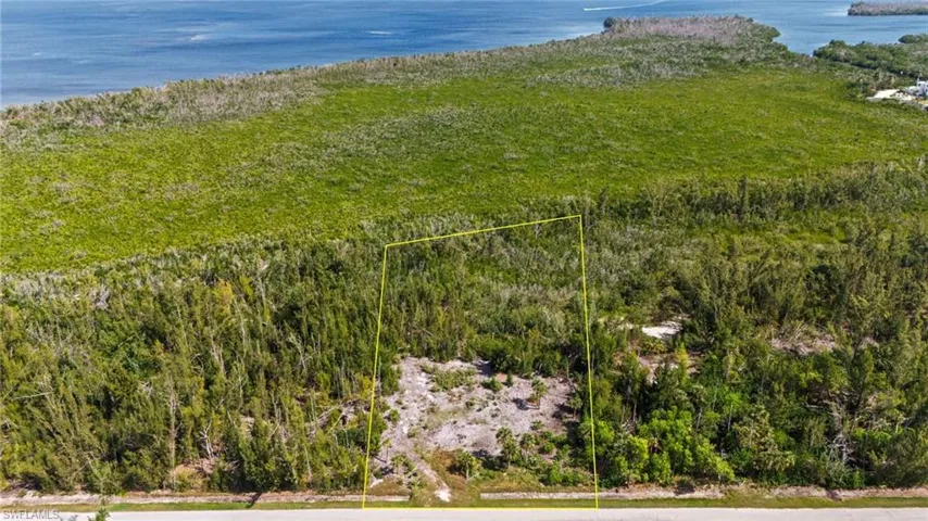Very private with nothing having been built on the lots to either side