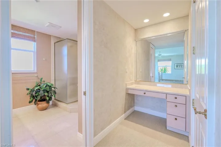 Desk/make-up vanity in guest bedroom