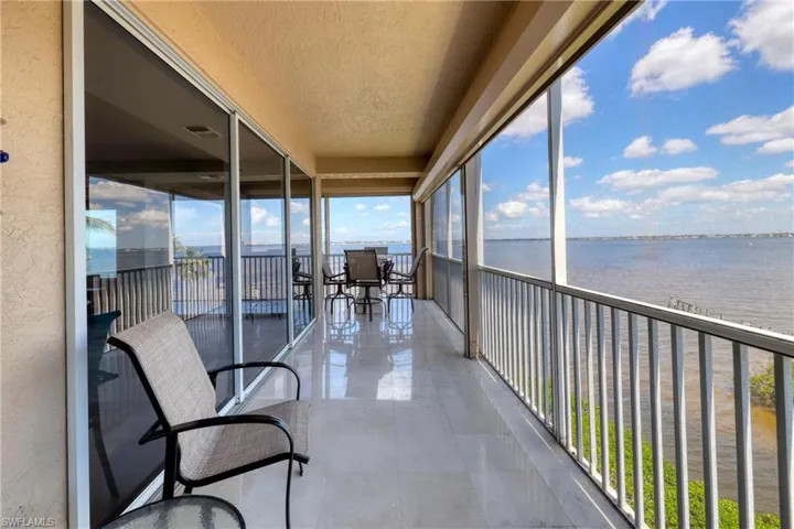 Oversized, wrap around lanai!