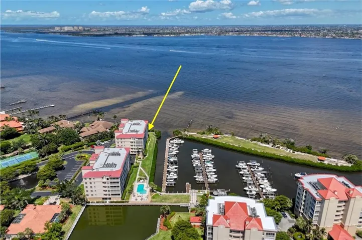 Wide views of the Caloosahatchee River!
