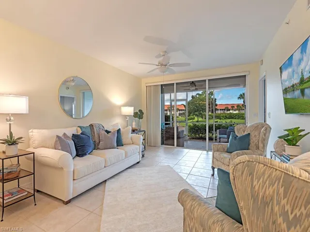 Cheerful, bright and open living, dining and kitchen and breakfast area