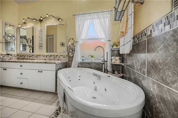 Soaking tub with integrated jets