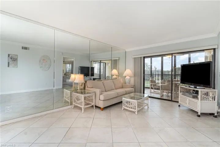 Large living room with lots of light and two Lanais!