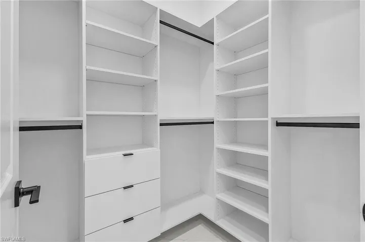 Custome wooden wallk-in closet