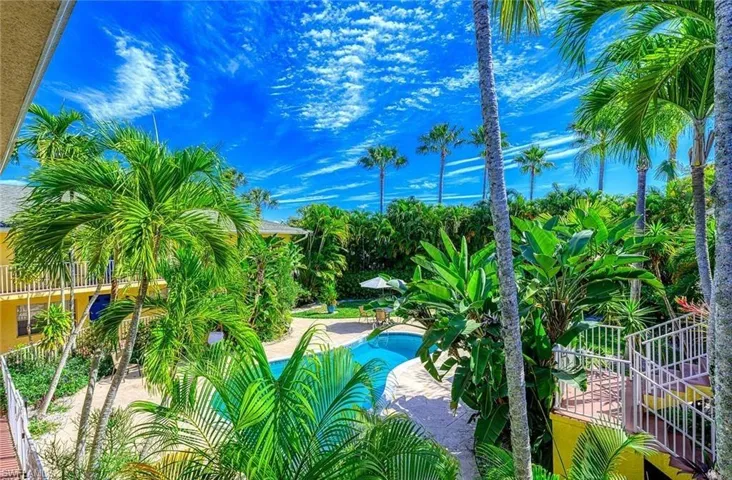 4290  Gulfstream  DR, Naples, FL 34112