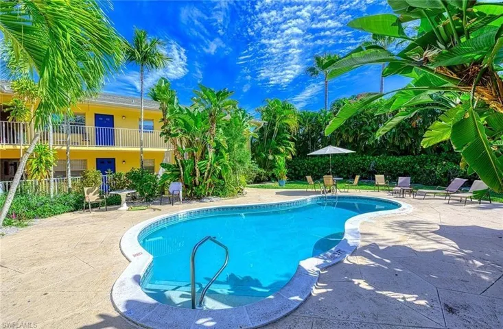 4290  Gulfstream  DR, Naples, FL 34112