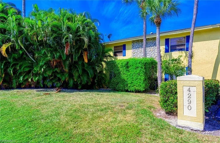 4290  Gulfstream  DR, Naples, FL 34112